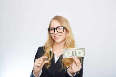 Çekici bir iş kadını. Bir dolar ve euro tutan.