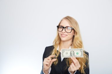 Çekici bir iş kadını. Bir dolar ve euro tutan.