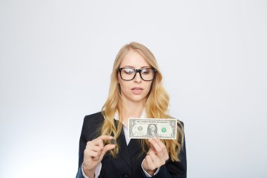 Çekici bir iş kadını. Bir dolar ve euro tutan.