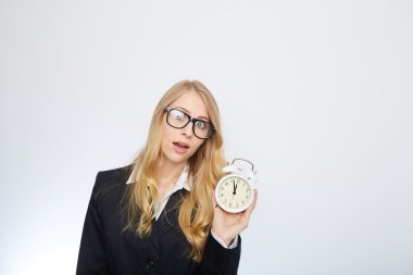 Güzel bir beyaz işkadını saate kilitleme tam izole portresi. highnoon