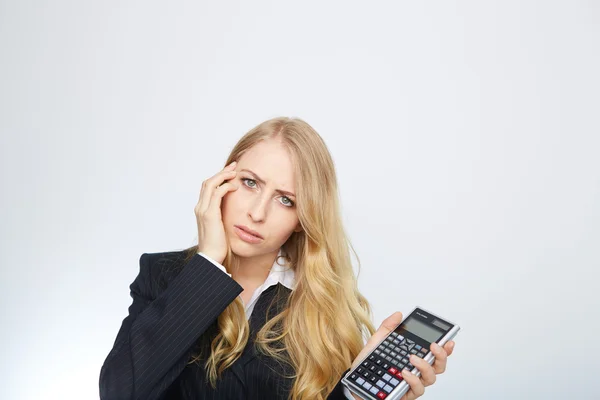 Attraente donna d'affari sorridente con calcolatrice — Foto Stock
