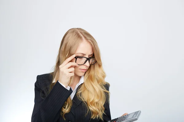 Aantrekkelijke Glimlachende zakenvrouw met calculator — Stockfoto