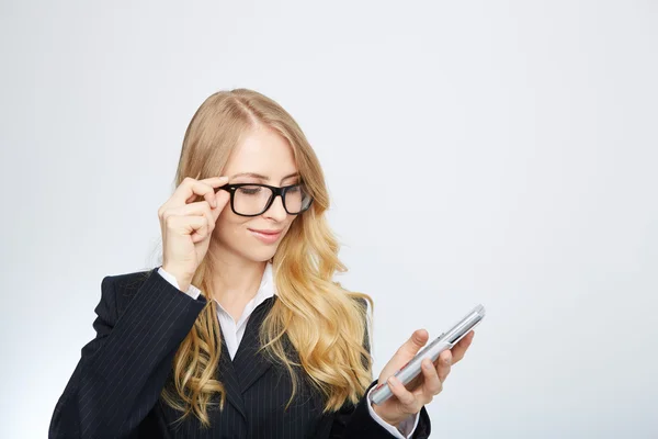 Attraktive lächelnde Geschäftsfrau mit Taschenrechner — Stockfoto