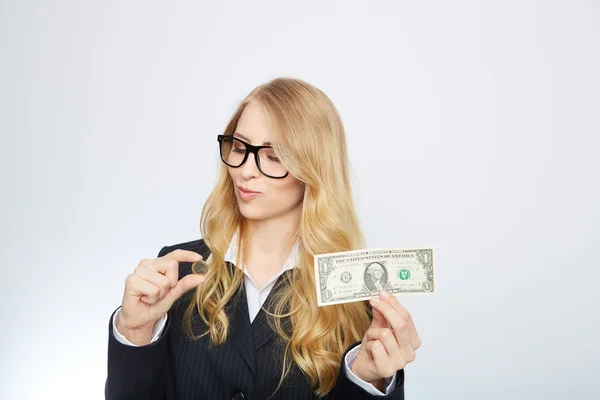 Una atractiva mujer de negocios. Tener un dólar y un euro . — Foto de Stock