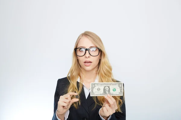 Mulher de negócios atraente. Detenção de um dólar e euro . — Fotografia de Stock