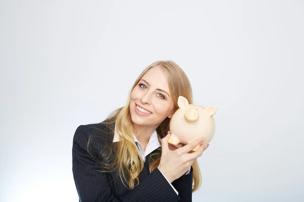 Empresária segurando banco porquinho. — Fotografia de Stock