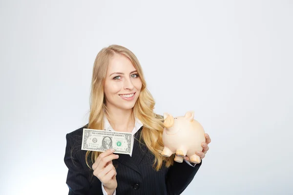 Empresária segurando banco porquinho — Fotografia de Stock