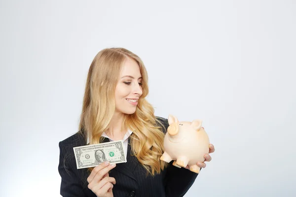 Empresária segurando banco porquinho — Fotografia de Stock