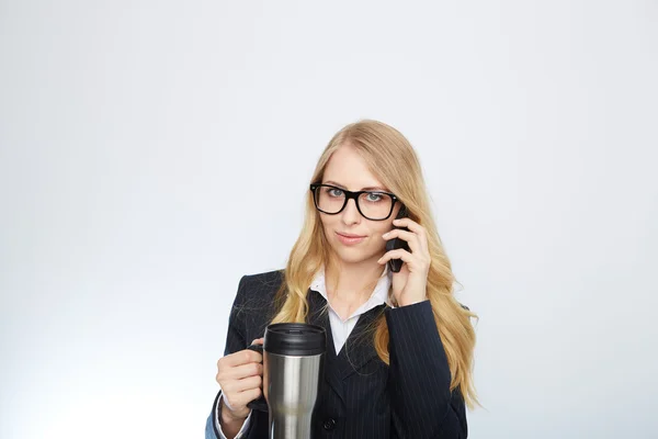 Bella donna d'affari caucasica che parla al telefono con un caffè in mano — Foto Stock