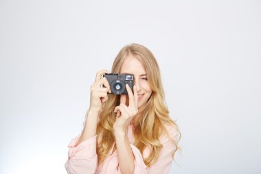 Genç sarışın kadın vintage fotoğraf makinesi
