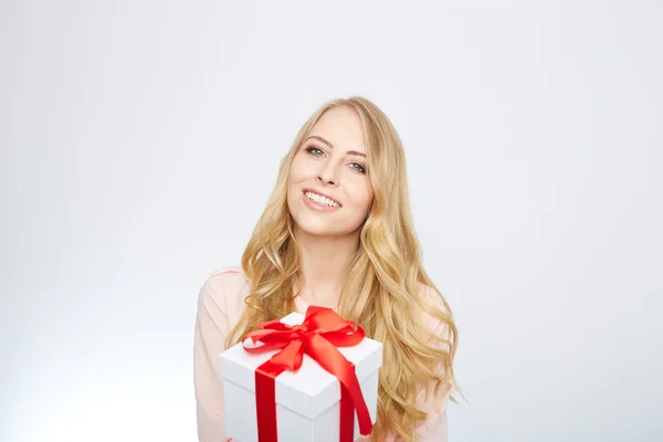 Mujer rubia joven con caja de regalo . — Foto de Stock