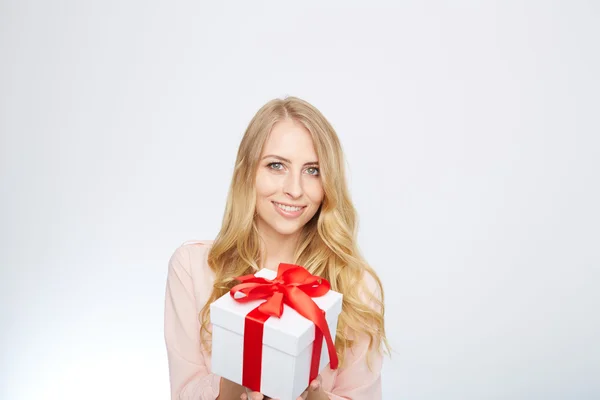Mujer rubia joven con caja de regalo . —  Fotos de Stock