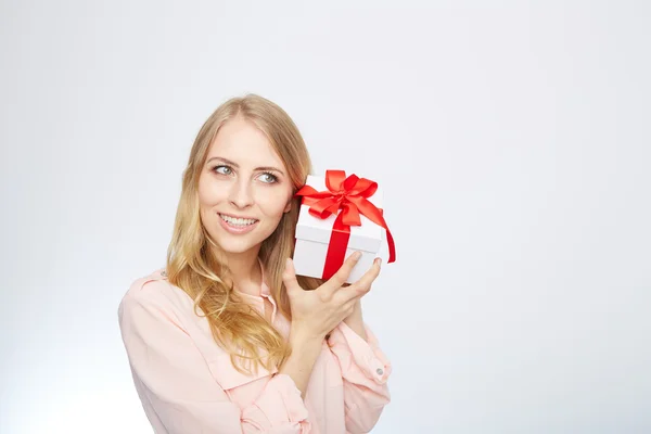Junge blonde Frau mit Geschenkbox. — Stockfoto