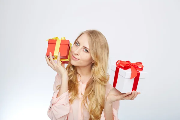 Mujer rubia joven con caja de regalo . — Foto de Stock