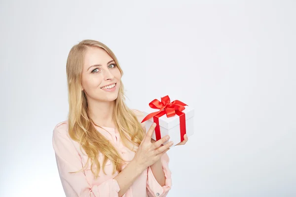 Mujer rubia joven con caja de regalo . —  Fotos de Stock