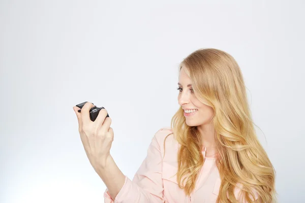 Junge blonde Frau mit einer Vintage-Kamera — Stockfoto