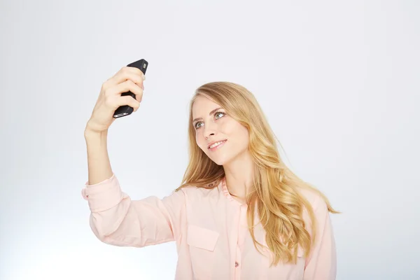 Una ragazza con uno smartphone. isolato su bianco . — Foto Stock