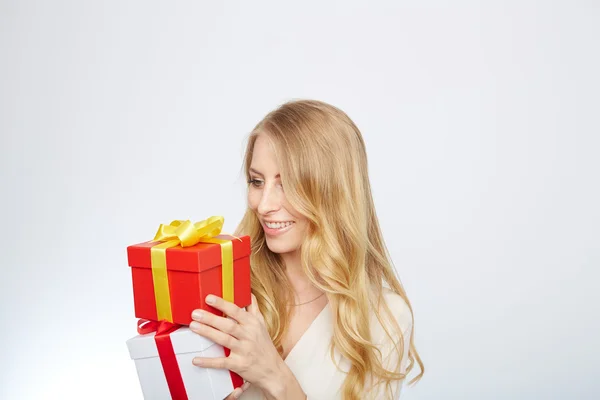 Молода блондинка з подарунковою коробкою . — стокове фото