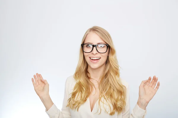 Mädchen mit Nerd-Brille. isoliert auf weiß. — Stockfoto