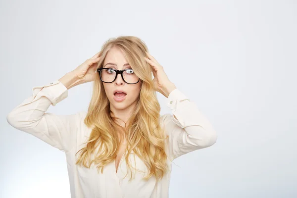 Chica con gafas nerd. aislado en blanco . — Foto de Stock