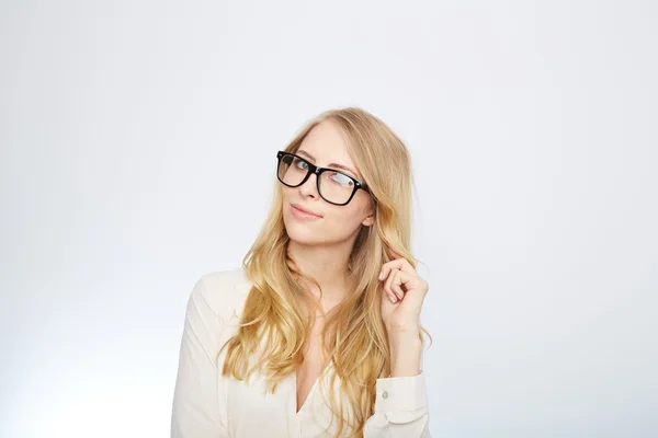 Ragazza con gli occhiali da nerd. isolato su bianco . — Foto Stock