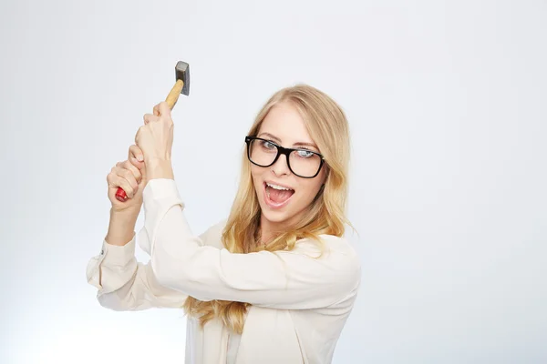 Chica con un martillo y gafas nerd. aislado en blanco — Foto de Stock