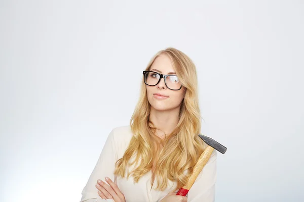 Κορίτσι με ένα σφυρί και nerd γυαλιά. απομονωθεί σε λευκό — Φωτογραφία Αρχείου