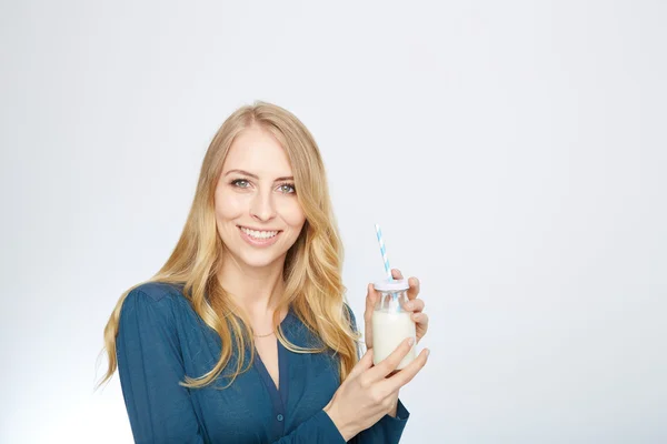 Mooie vrouw houdt glas heerlijke en gepasteuriseerde melk — Stockfoto