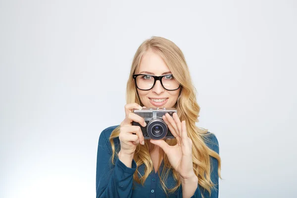 Jovem loira mulher com uma câmera vintage — Fotografia de Stock