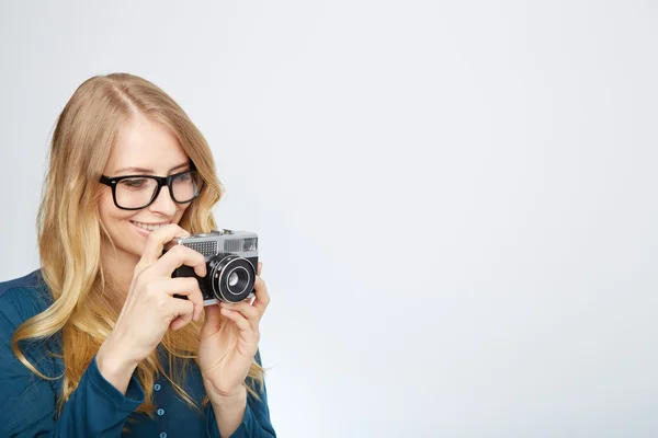 Genç sarışın kadın vintage fotoğraf makinesi — Stok fotoğraf