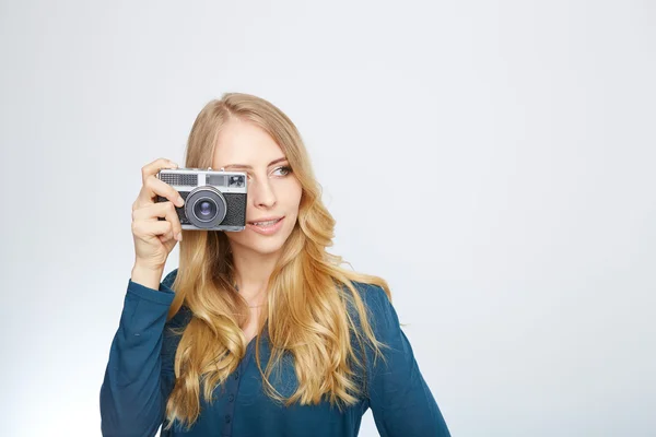 Mladá blondýnka s vinobraní fotoaparát — Stock fotografie