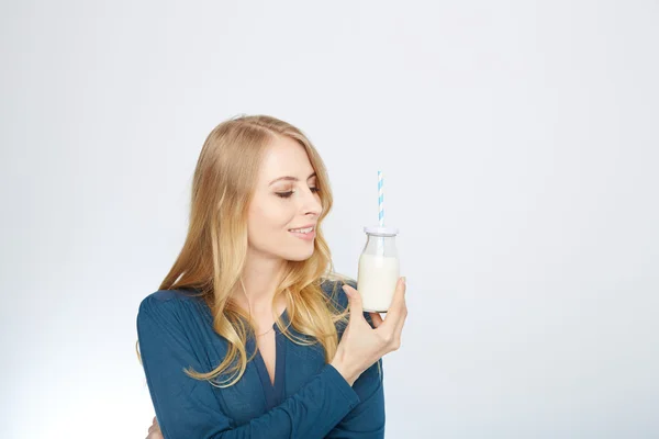 Bella donna tiene il bicchiere di latte delizioso e pastorizzato — Foto Stock