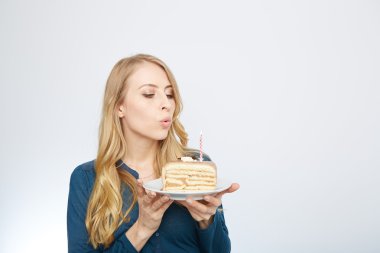 Elinde pasta olan genç bir kadın.