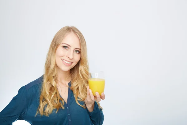 Молодая женщина с апельсиновым соком, изолированная на белом — стоковое фото