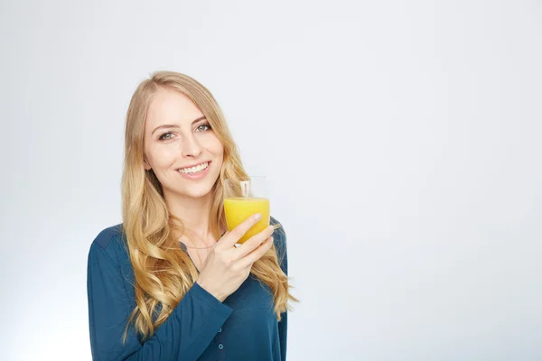 Ung kvinna med apelsinjuice, isolerad på vit — Stockfoto