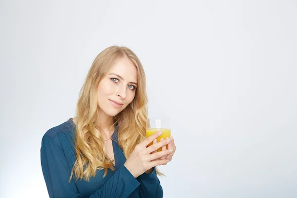 Mujer joven con jugo de naranja, aislado en blanco —  Fotos de Stock