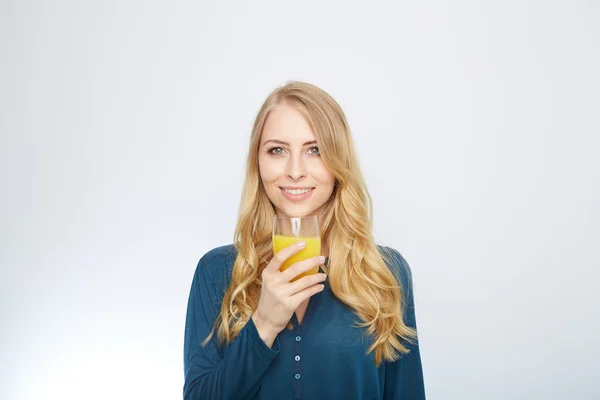 Mujer joven con jugo de naranja, aislado en blanco — Foto de Stock