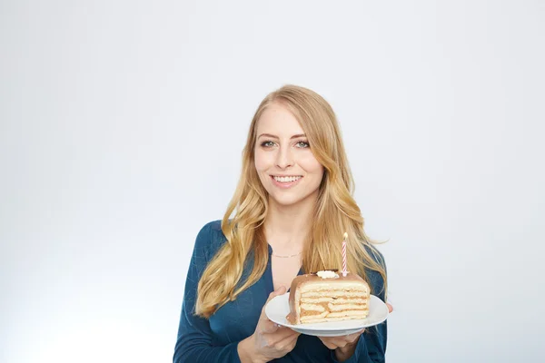 Jeune femme avec un gâteau — Photo