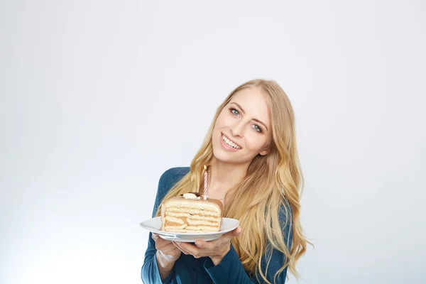Молодая женщина с тортом — стоковое фото
