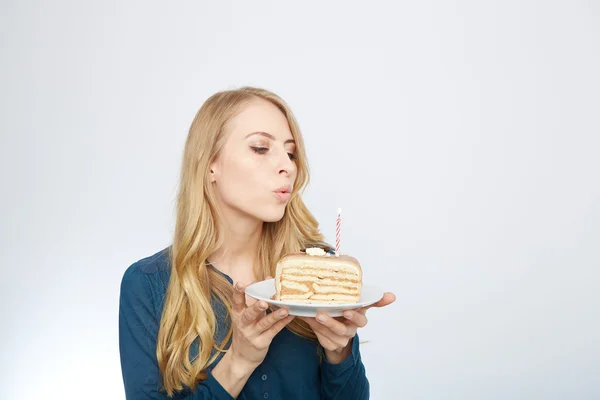 케이크를 든 젊은 여자 — 스톡 사진