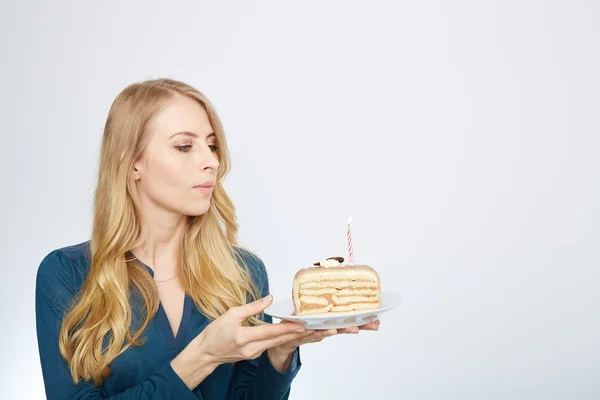 Jovem com um bolo — Fotografia de Stock