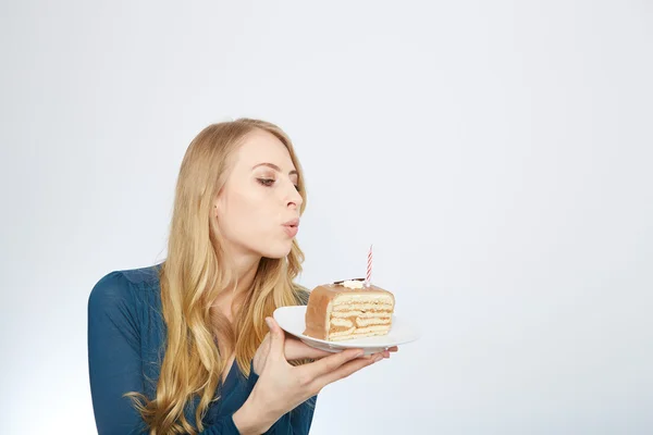 Jovem com um bolo — Fotografia de Stock