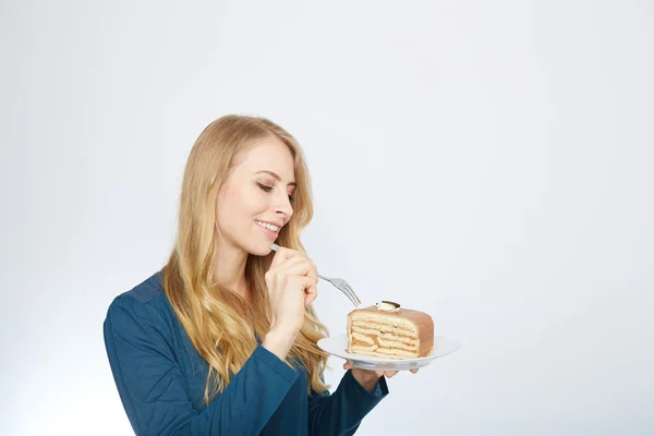 Jeune femme avec un gâteau — Photo