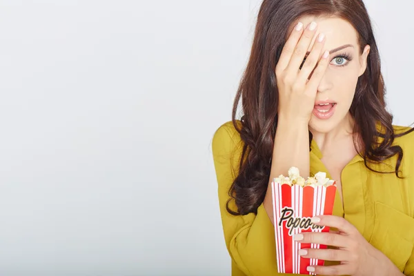 Mujer joven con palomitas de maíz — Foto de Stock