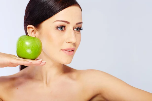 Vrouw met een groene appel — Stockfoto