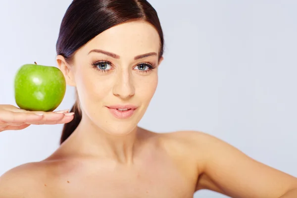 Donna con una mela verde — Foto Stock