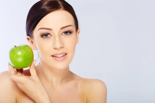 Donna con una mela verde — Foto Stock