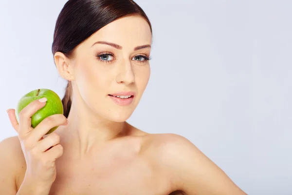 Femme avec une pomme verte — Photo
