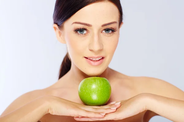 Mulher com uma maçã verde — Fotografia de Stock