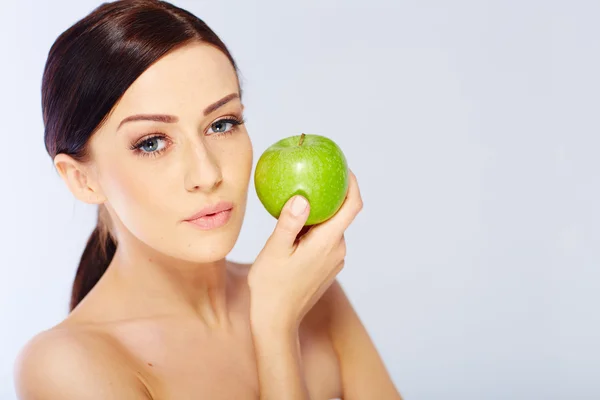 Vrouw met een groene appel — Stockfoto